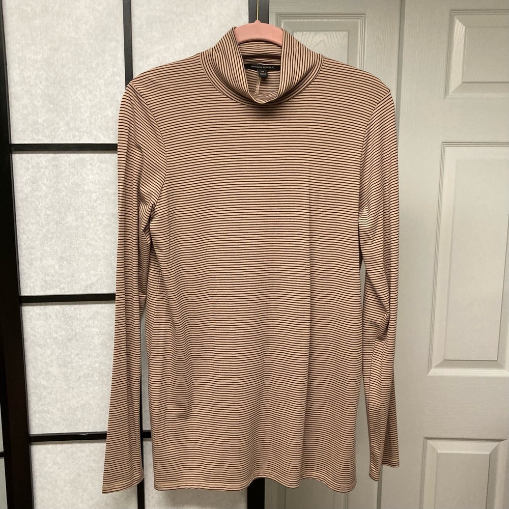 NWT Banana Republic stretch turtleneck long sleeve. Mini Stripe. Size Medium
